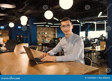 Business Man with Glasses 的图像结果