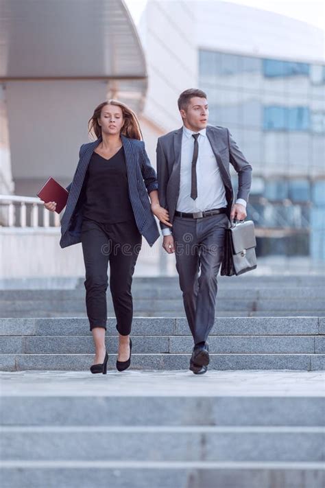 Business People Walking On Street 的图像结果