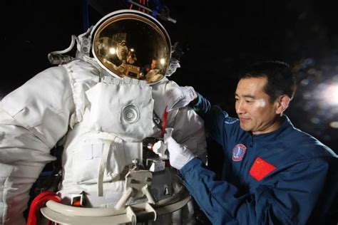 翟志刚：第一位太空漫步的中国航天员！_腾讯新闻
