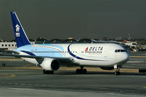 Delta 767-300 Habitat For Humanity scheme landing runway 31R JFK