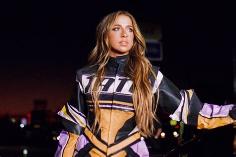 Tate McRae Wants Your '2 Hands' on New Single