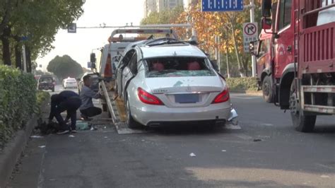 慈溪街头一奔驰车撞报废，事发时女司机正在看手机