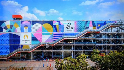 'L'Origine du monde' de Gustave Courbet tagué à la peinture rouge au ...