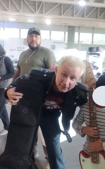 Mike Dirnt de Green Day le regaló su bajo a un niño fan de CDMX (VIDEO)