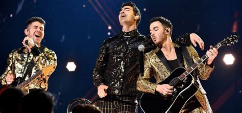 Nick Jonas Performing With Spinach Stuck In His Teeth Proves He's A ...