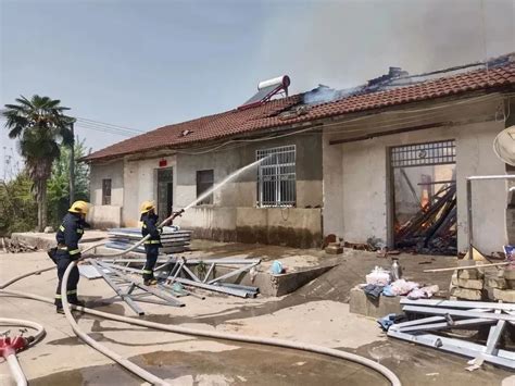 一民房起火，9间房被烧，屋顶也塌了……_澎湃号·政务_澎湃新闻-The Paper
