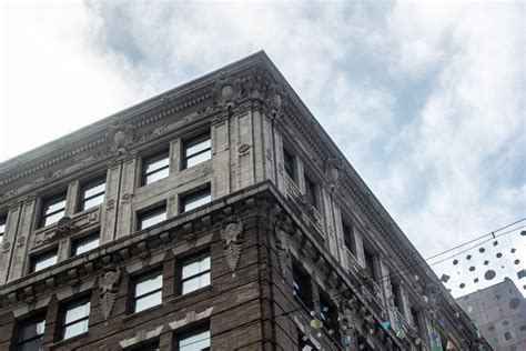 City Building Side View 的图像结果