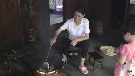姑娘把玉米这样炒锅都快炸开了，出锅时却是美味的零食，看都想吃 - YouTube