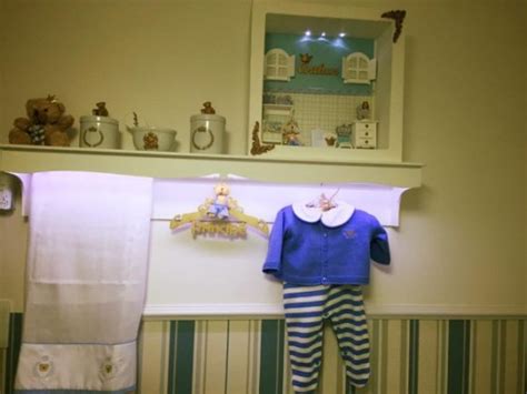 quarto de bebe metade rosa ,metade Branca faxinha na divisao ...alguem ...