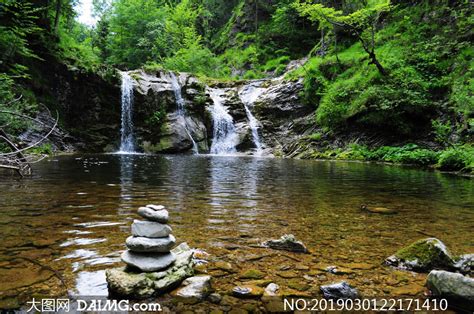 绿树瀑布与清澈的湖水摄影高清图片_大图网图片素材