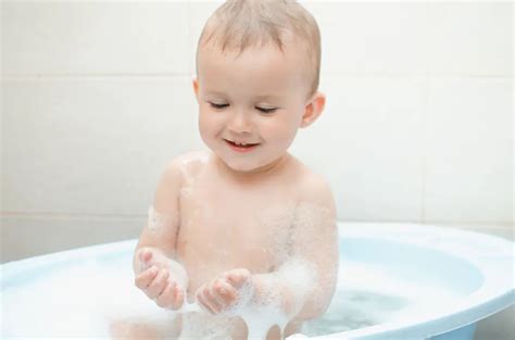 如何给婴儿洗澡（婴幼儿怎么洗澡）-幼儿百科-魔术铺