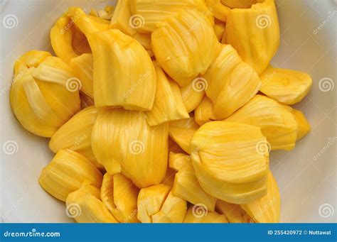 Jackfruit Sobre Fondo De Fruta Tropical De Plato Blanco Foto de archivo ...