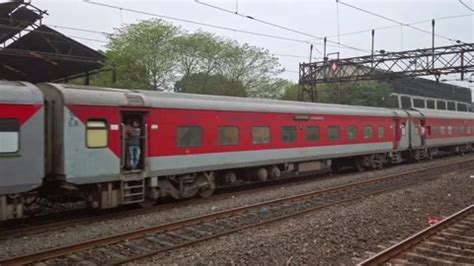 Howrah Station Local Train 的图像结果