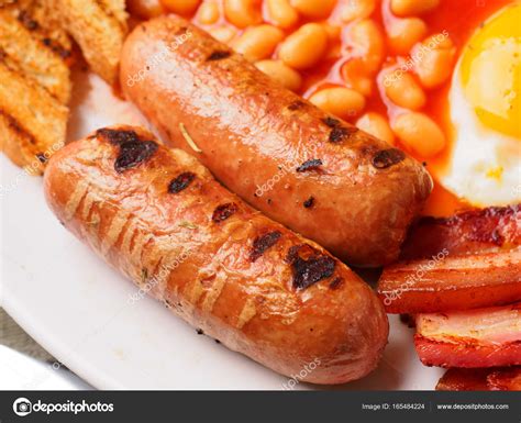 Desayuno inglés completo con salchichas, tomates y champiñones a la ...