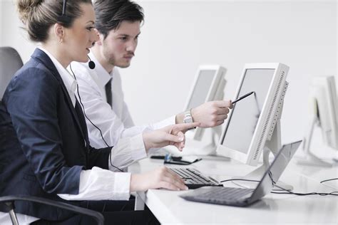 People On Computers at Office 的图像结果