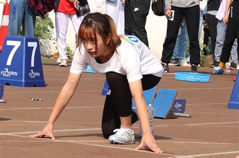 2019年校运会开幕 百米赛跑物院学子一展风采-华大青年传媒