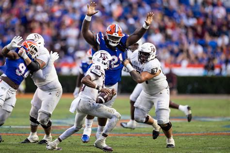 巨人デズモンド・ワトソンがドラフト史を塗り替え、464ポンドの巨体がNFLの覇権と伝説的なラインバトルへの熱狂を引き起こす ...