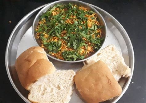 Misal Pau Recipe by Ruchita Saxena - Cookpad
