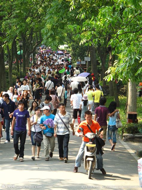 刚过去的这个周末，出门想去杭州武林商圈逛街的人群多了9倍|界面新闻 · 时尚