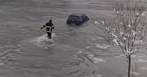 Vatrogasac Rade se oglasio nakon što je ušao u ledenu Drinu i upalio ...