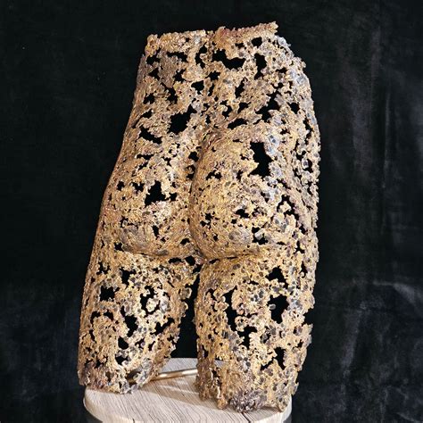 Kouros ô séant - Butt sculpture in bronze lace – Sculpture BUIL