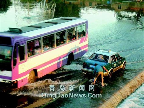 柳州遭暴雨袭击汽车可以水上漂 网友:入夏就开船哪里都是路——人民政协网
