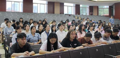 初等教育系开展“中国共产党为什么能”形势与政策课