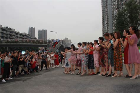 高考现场直击④丨 红衣送考，旗开得胜！家长为学生送祝福