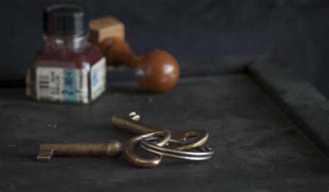 Download wallpaper table, key, Bank, still life, section style in ...