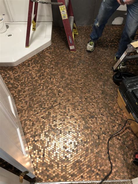A bathroom floor made entirely of pennies. : r/Damnthatsinteresting