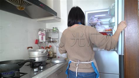 家庭主妇在一起做饭高清图片下载-正版图片502019853-摄图网