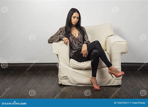 æˆ´ç €çº¢è‰²é­”é¬¼é ¢å…·çš„äººã€‚åœ¨åŽ„ç“œå¤šå°”çš®æ‹‰ç½—çš„è¿ªå·´æ‹‰è¾¾æˆ–é­”é¬¼èŠ‚æˆ´çº¢è‰²é ...