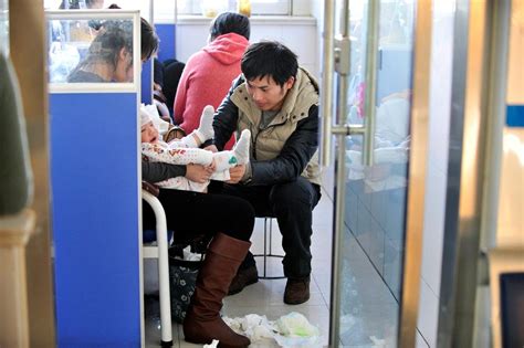 守望在儿科急诊室里的父母[4]- 中国日报网