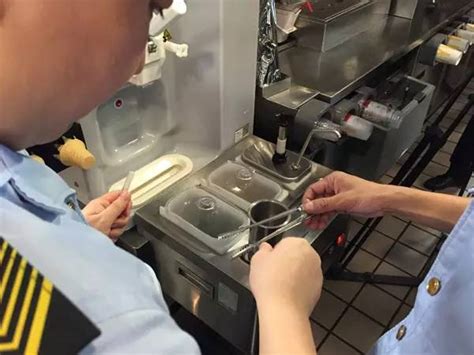 上海食药监突袭麦当劳，他们拒绝开箱！结果...|麦当劳|食品|合川_新浪新闻