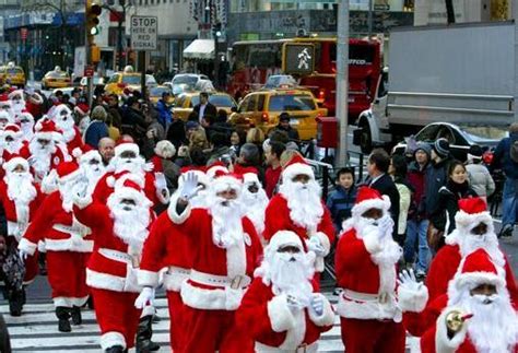 Wellington Marches to Santa Parade under Blue Skies | TopNews