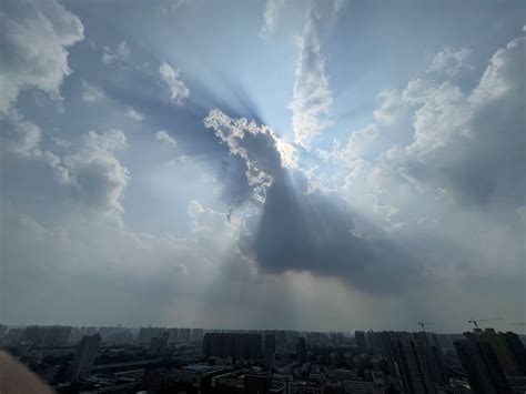 快看！郑州天空现“七彩祥云”！专家解读成因，后面还有云隙光可以欣赏-豫视频网