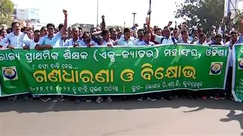 Agitating teachers scuffle with police during rally in Bhubaneswar