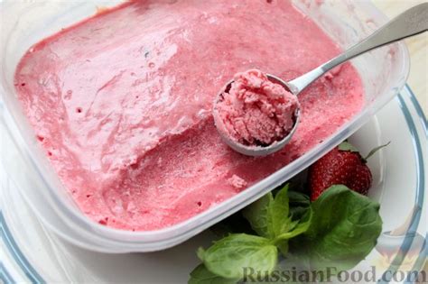 Рецепт: Клубничное мороженое из сметаны на RussianFood.com
