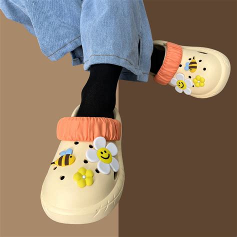 Buzz Bloom Beige Clogs – PICK N JUMP