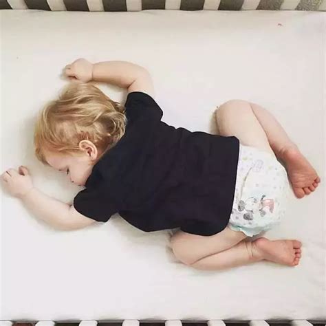 为什么婴儿喜欢趴着睡（宝宝总是趴着睡觉是怎么回事）-幼儿百科-魔术铺