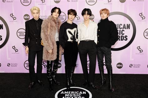 TXT Revived Indie Sleaze Style at the American Music Awards | Vogue