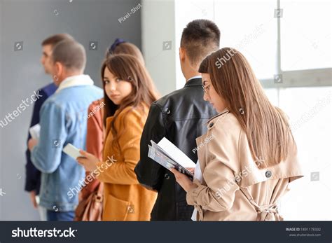 People Standing Line 的图像结果