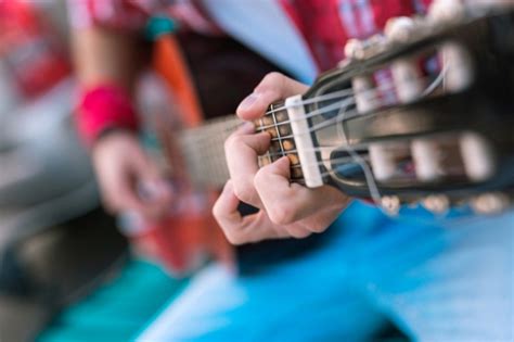 20 Easy 3-Chord Songs to Play on Guitar (With Videos) - Musician Wave