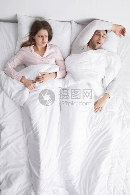 在家与打呼噜的丈夫同床睡觉的高清图片下载-正版图片502712988-摄图网
