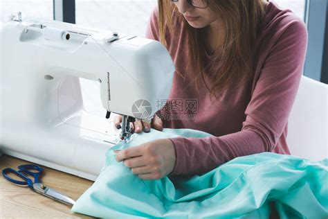 工作场所使用缝纫机的年轻女裁高清图片下载-正版图片503374504-摄图网