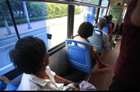 济南一女子赤裸上身坐公交 乘客避而远之(组图)-搜狐新闻