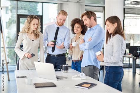 20 People Standing 的图像结果