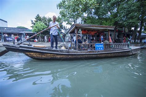 江南古镇小桥流水上船夫划船高清图片下载-正版图片500638112-摄图网