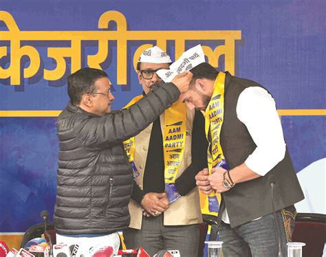 Kejriwal inducts bodybuilders and wrestlers in AAP