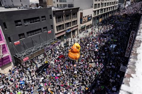 ‘No Kings’ protest: Hundreds of thousands of people take to US streets ...